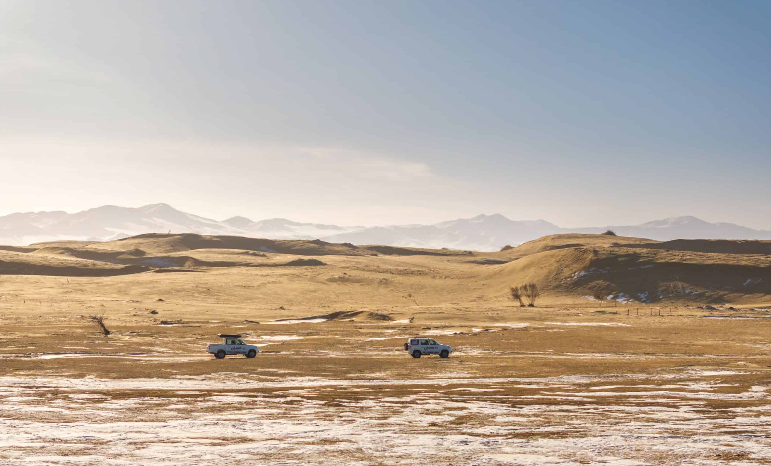 L'inverno nel deserto del Gobi è più caldo che in altre regioni della Mongolia. Leggere nevicate ricoprono le dune di sabbia.